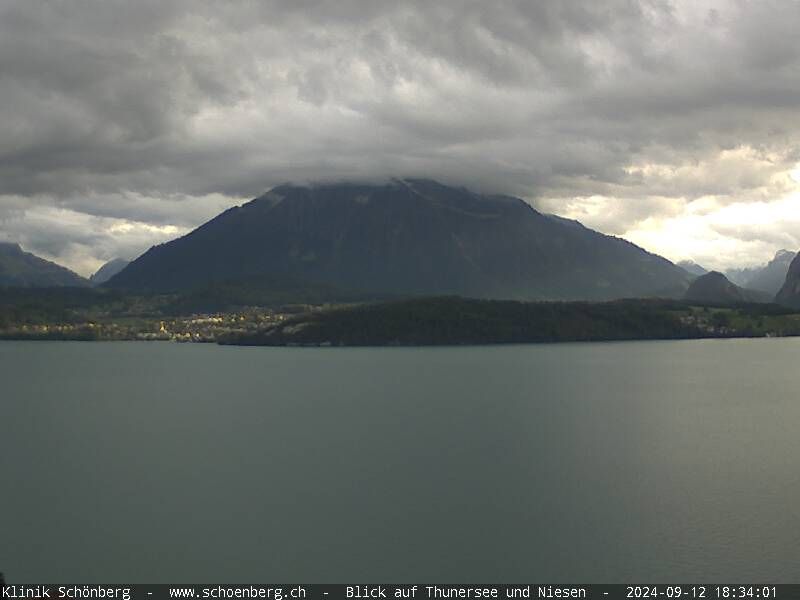 Gunten: Klinik Schönberg - Blick auf Thunersee und Niesen