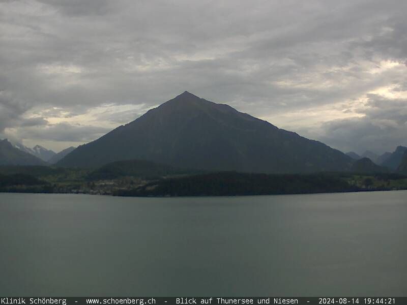 Gunten: Klinik Schönberg - Blick auf Thunersee und Niesen