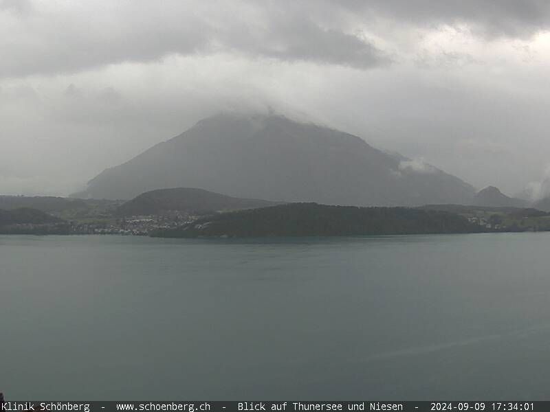 Gunten: Klinik Schönberg - Blick auf Thunersee und Niesen