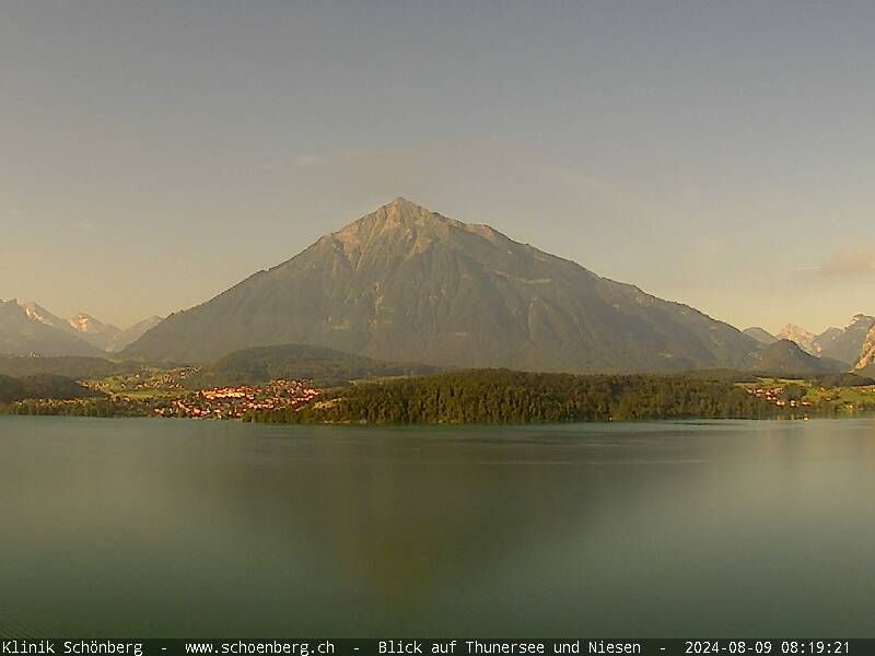 Gunten: Klinik Schönberg - Blick auf Thunersee und Niesen