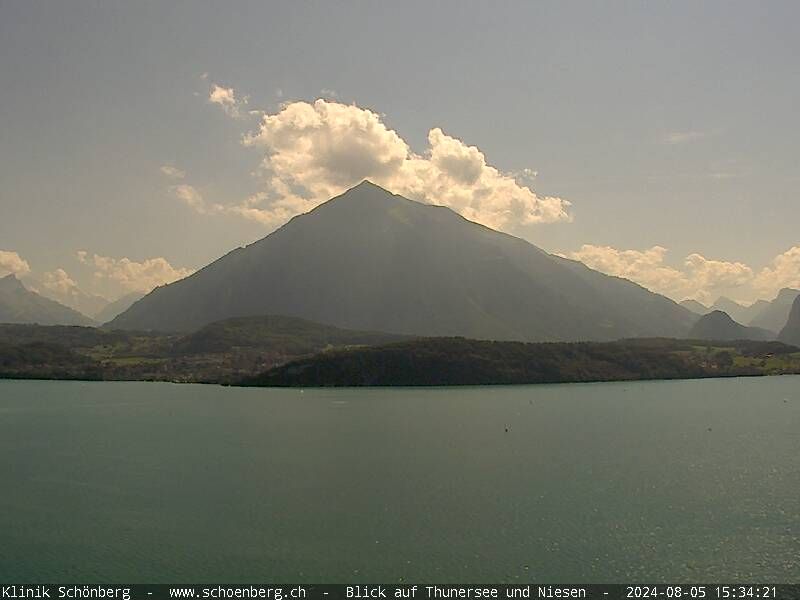 Gunten: Klinik Schönberg - Blick auf Thunersee und Niesen