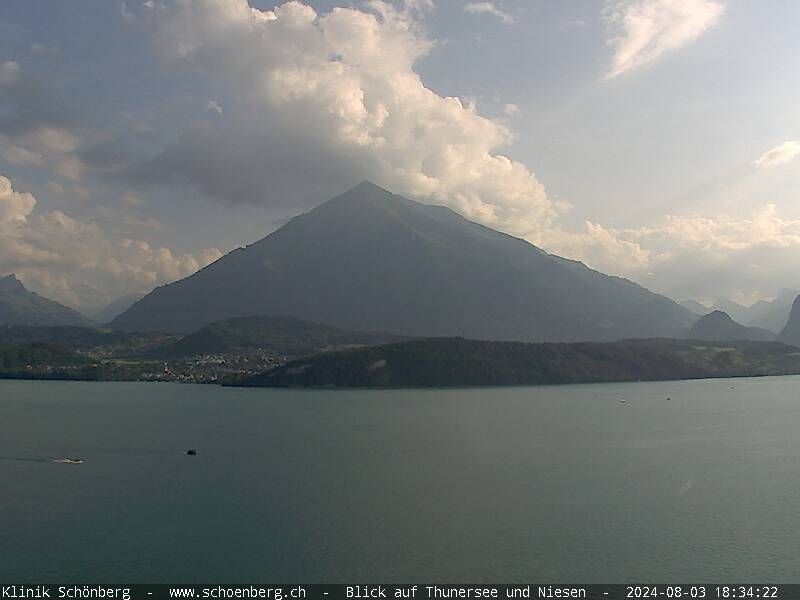 Gunten: Klinik Schönberg - Blick auf Thunersee und Niesen