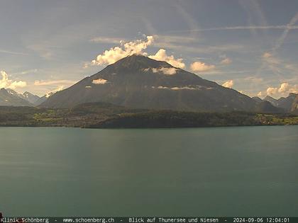 Gunten: Klinik Schönberg - Blick auf Thunersee und Niesen