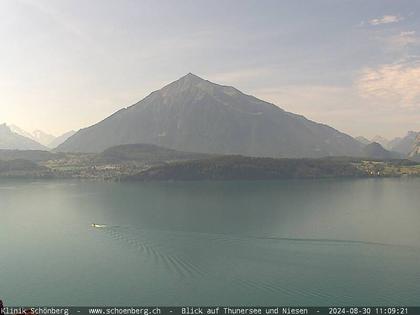 Gunten: Klinik Schönberg - Blick auf Thunersee und Niesen