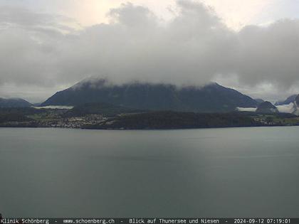 Gunten: Klinik Schönberg - Blick auf Thunersee und Niesen