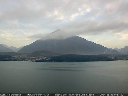 Gunten: Klinik Schönberg - Blick auf Thunersee und Niesen