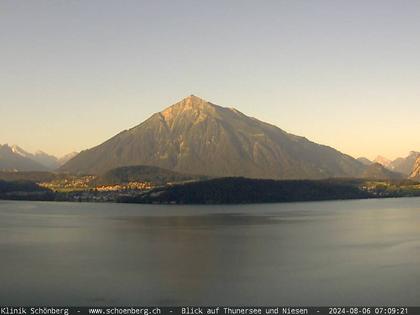 Gunten: Klinik Schönberg - Blick auf Thunersee und Niesen