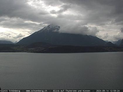 Gunten: Klinik Schönberg - Blick auf Thunersee und Niesen