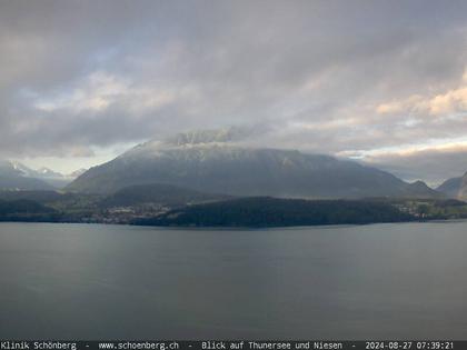 Gunten: Klinik Schönberg - Blick auf Thunersee und Niesen