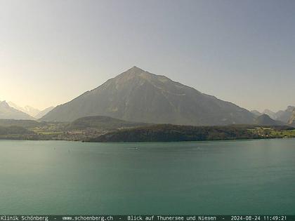 Gunten: Klinik Schönberg - Blick auf Thunersee und Niesen