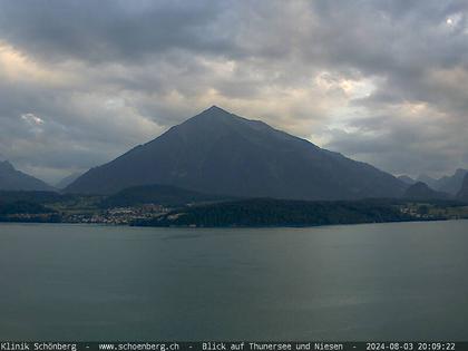 Gunten: Klinik Schönberg - Blick auf Thunersee und Niesen