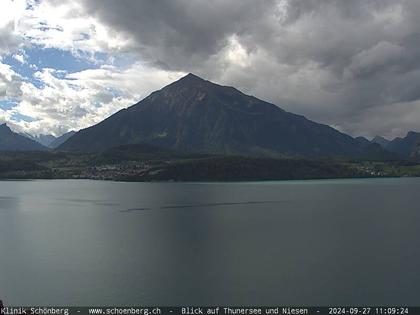 Gunten: Klinik Schönberg - Blick auf Thunersee und Niesen