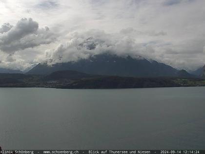 Gunten: Klinik Schönberg - Blick auf Thunersee und Niesen