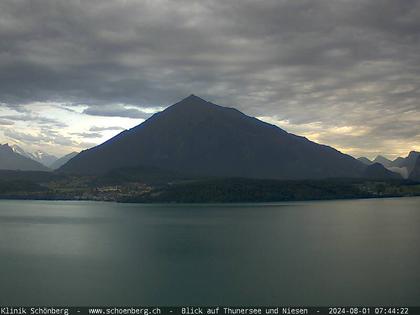 Gunten: Klinik Schönberg - Blick auf Thunersee und Niesen