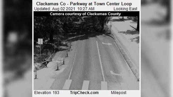 Traffic Cam Wilsonville: Clackamas Co - Parkway at Town Center Loop