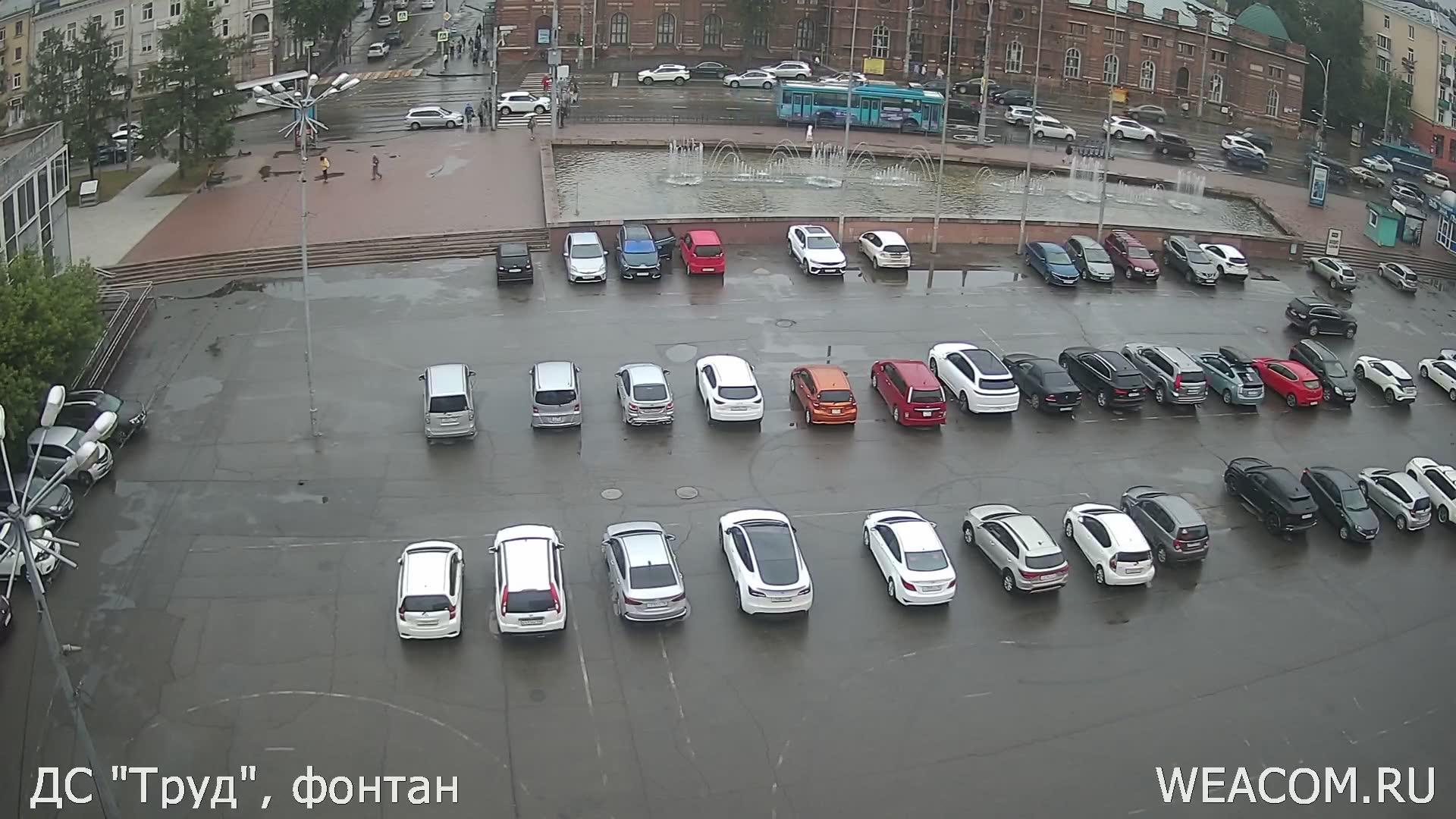 Traffic Cam Irkutsk: Иркутск - Иркутская область, Россия: Онлайн-камера на дворце спорта «Труд». Вид на улицу Ленина