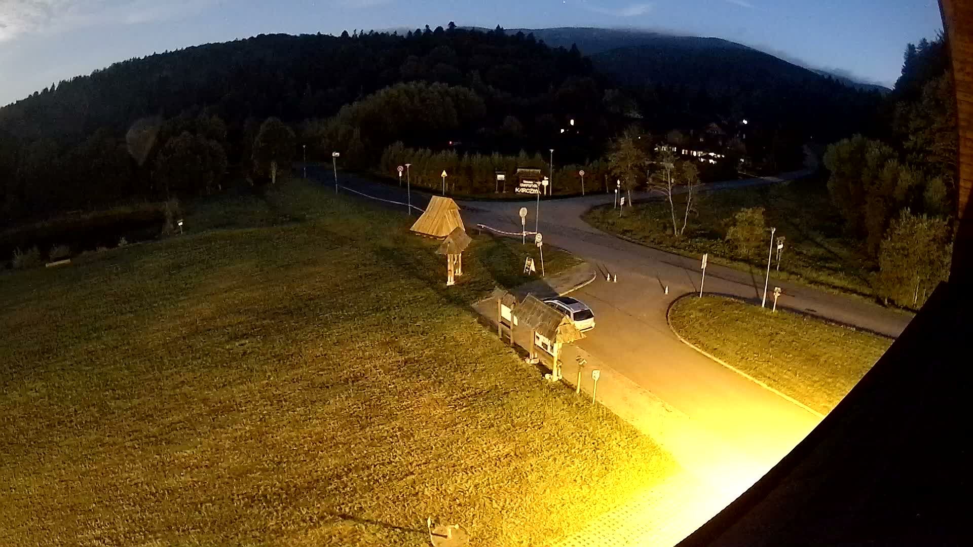 Traffic Cam Muczne › South: The Roman Catholic Church in Mucznym - Bukowe Berdo