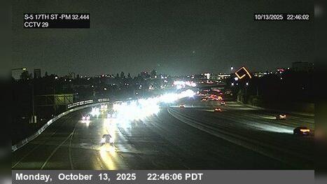 Traffic Cam French Park › South: I-5 : 17th Street (7th)