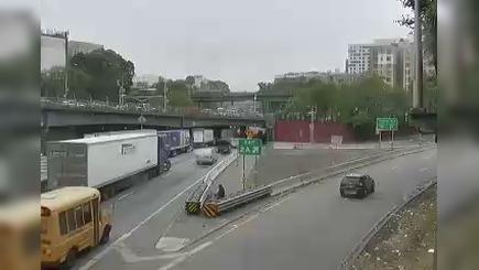 Traffic Cam New York › South: I-95 at Walton Avenue