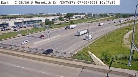 Traffic Cam Urbandale: DM - I-35/80 @ Meredith Dr (57)