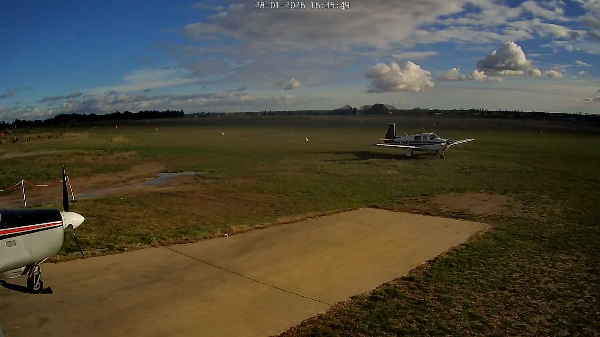 Traffic Cam Nimes › South-East: Nîmes-Courbessac Aerodrome