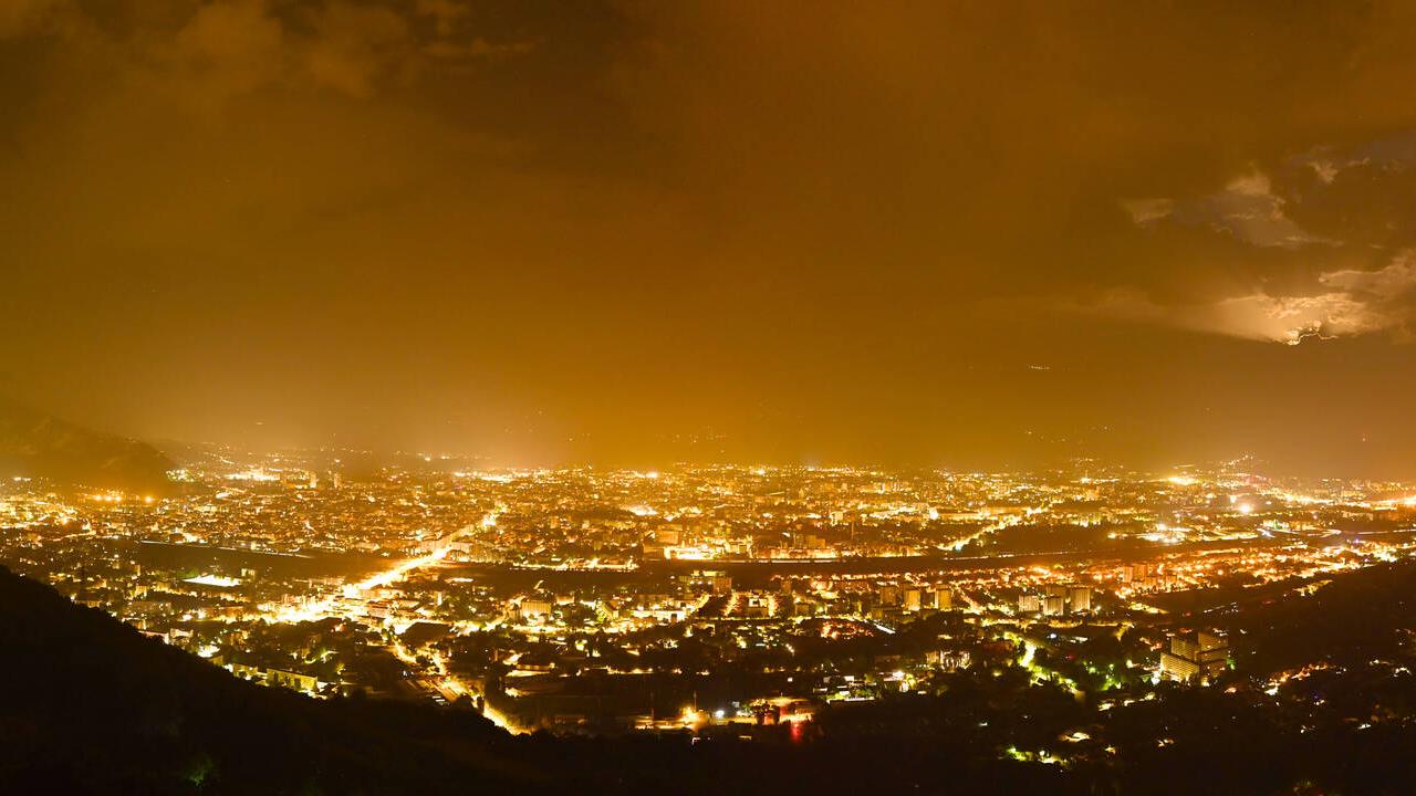 Vue Grenoble depuis le Vercors Les Vouillants vers Belledonne, la Chartreuse (à gauche)