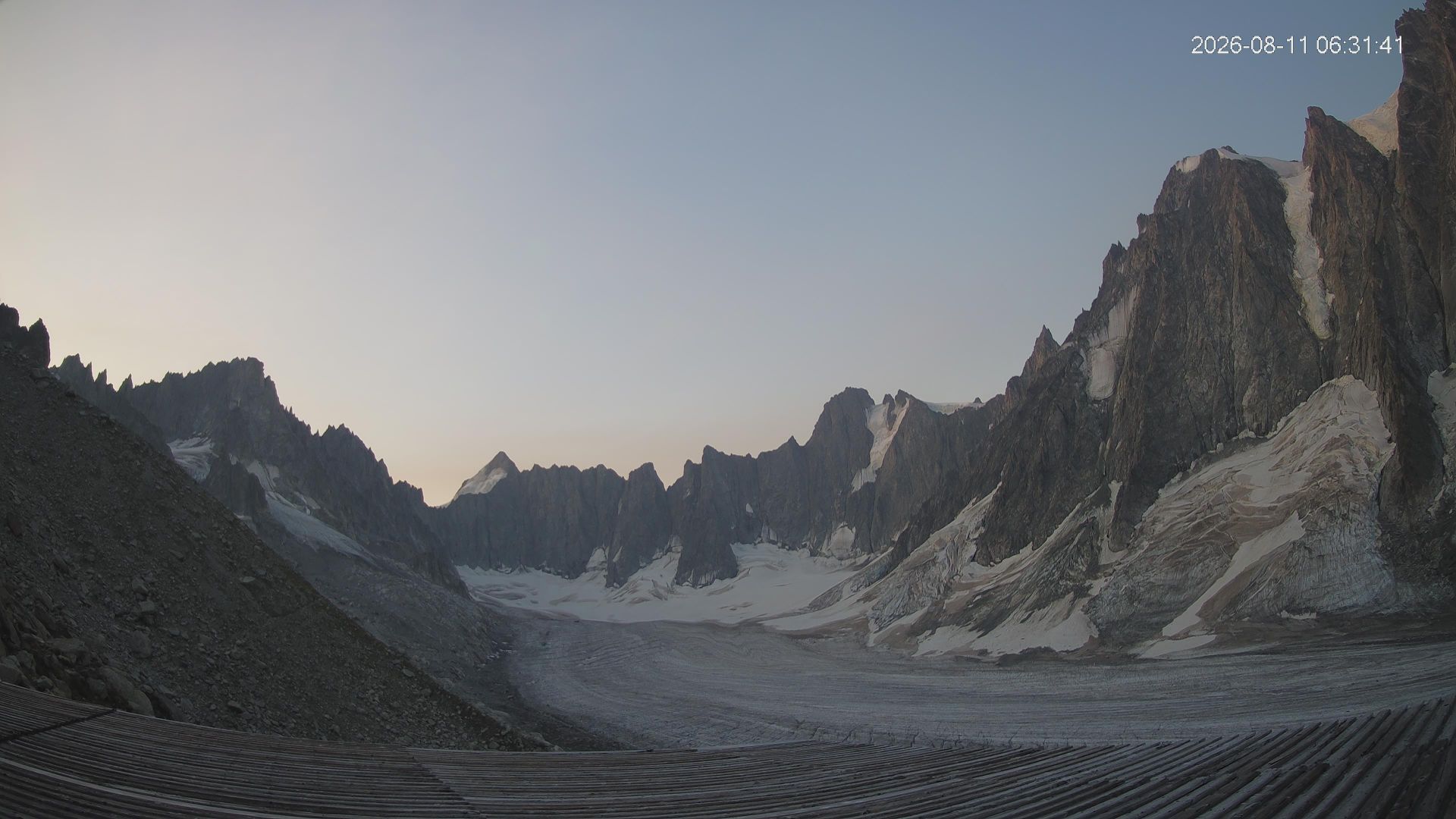 Traffic Cam Chamonix-Mont-Blanc › South-East: Aiguille du Tacul - Grandes Jorasses