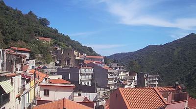 Preview delle webcam di Mandanici › South-East: Chiesa SS. Trinità e la vallata del Dinarini