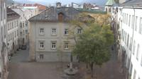 Stadt Hall in Tirol: Der Stiftsplatz von Hall in - und Blick Richtung Innsbruck - Jour