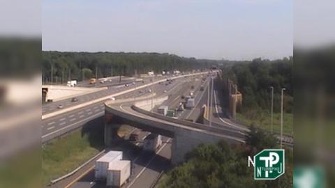 Traffic Cam Hightstown › South: MM 067.7 Interchange 8 - NJ-33 (East Windsor Twp)