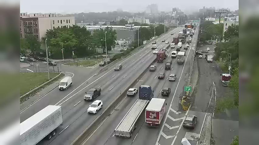 Traffic Cam New York › South: I-95 at Arthur Avenue