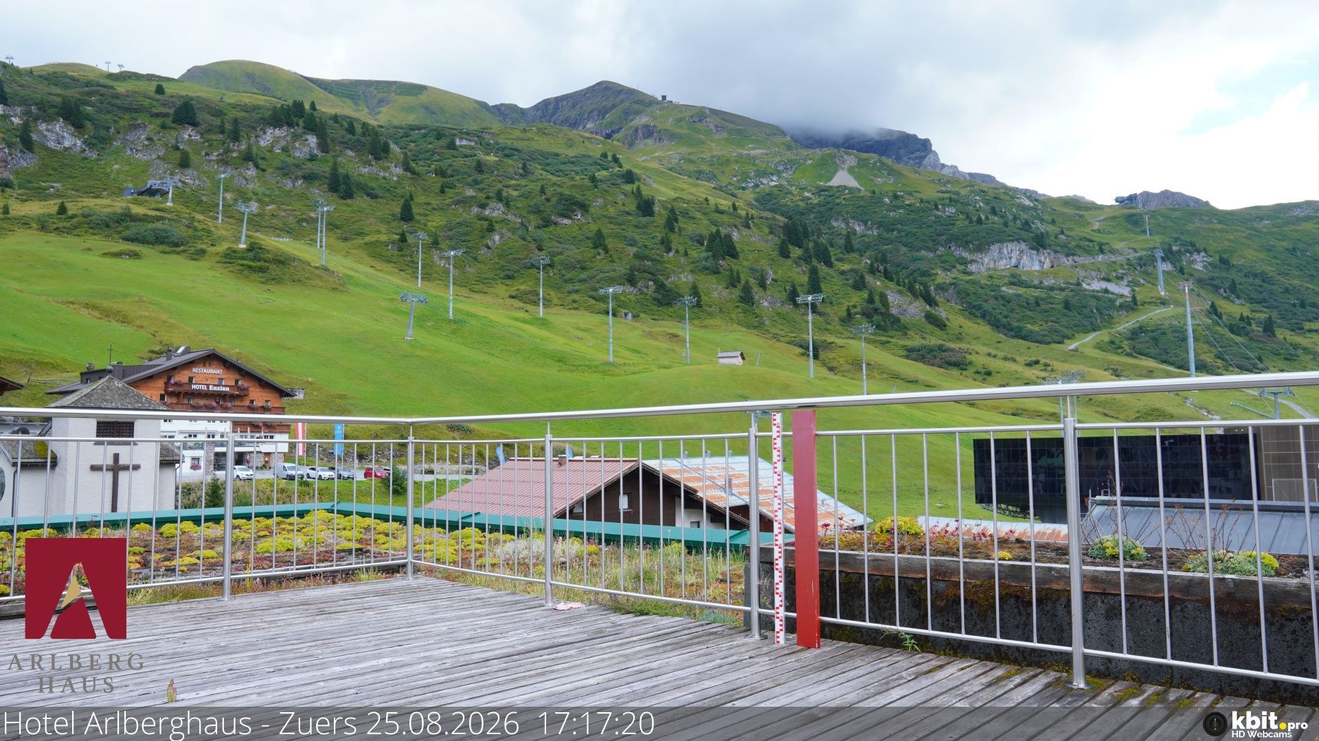 Traffic Cam Gemeinde Lech › South-East: Zürs - Österreich: Skigebiet Zürs am Arlberg - Blick in Richtung Flexenbahn mit Trittkopf und Ochskopf