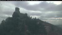Ultima vista de la luz del día desde City of San Marino: Città di Torre Guaita