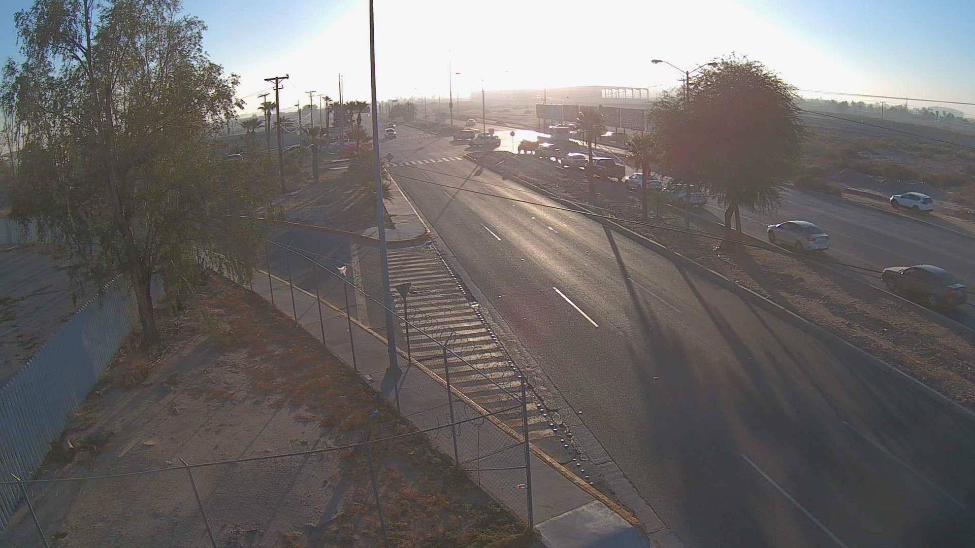 Traffic Cam Mexicali › South-East: U.S. Customs and Border Protection: Calexico East Port of Entry