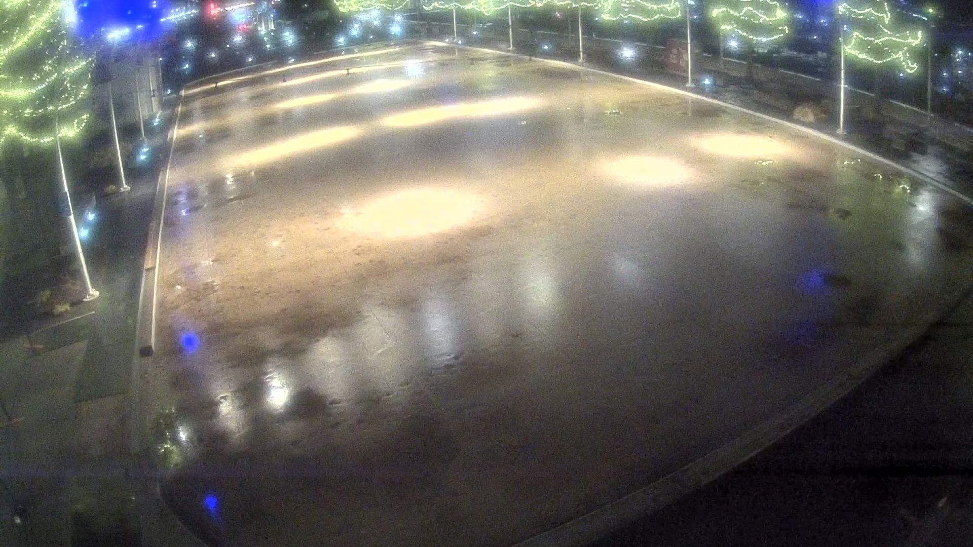 Traffic Cam Kelowna › South-West: Stuart Park Outdoor Ice Rink - BC - View of the ice surface and marina