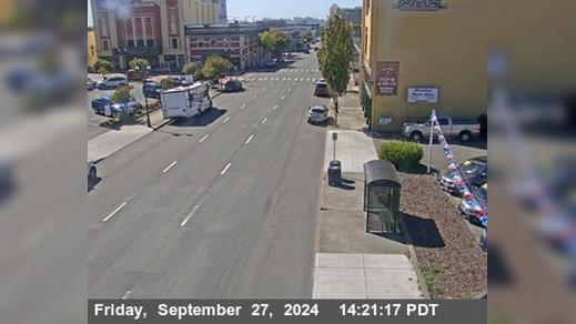 Traffic Cam Eureka › South: US-101 - 4th & H - Looking South