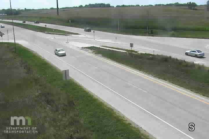 Traffic Cam Hampton: US 52: T.H.52 NB @ 250th St (MP 104.6)