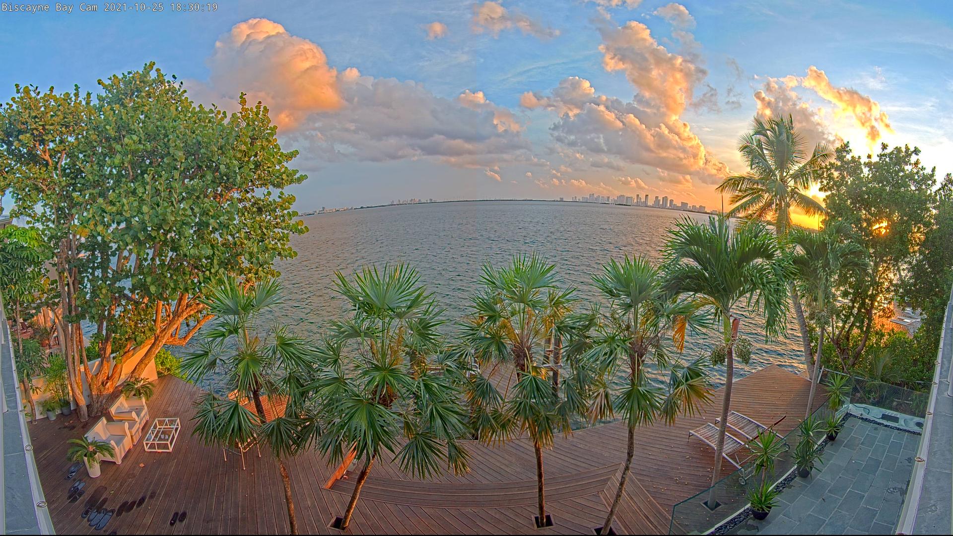 Traffic Cam North Bay Village: Wannman Cam, Miami's Biscayne Bay