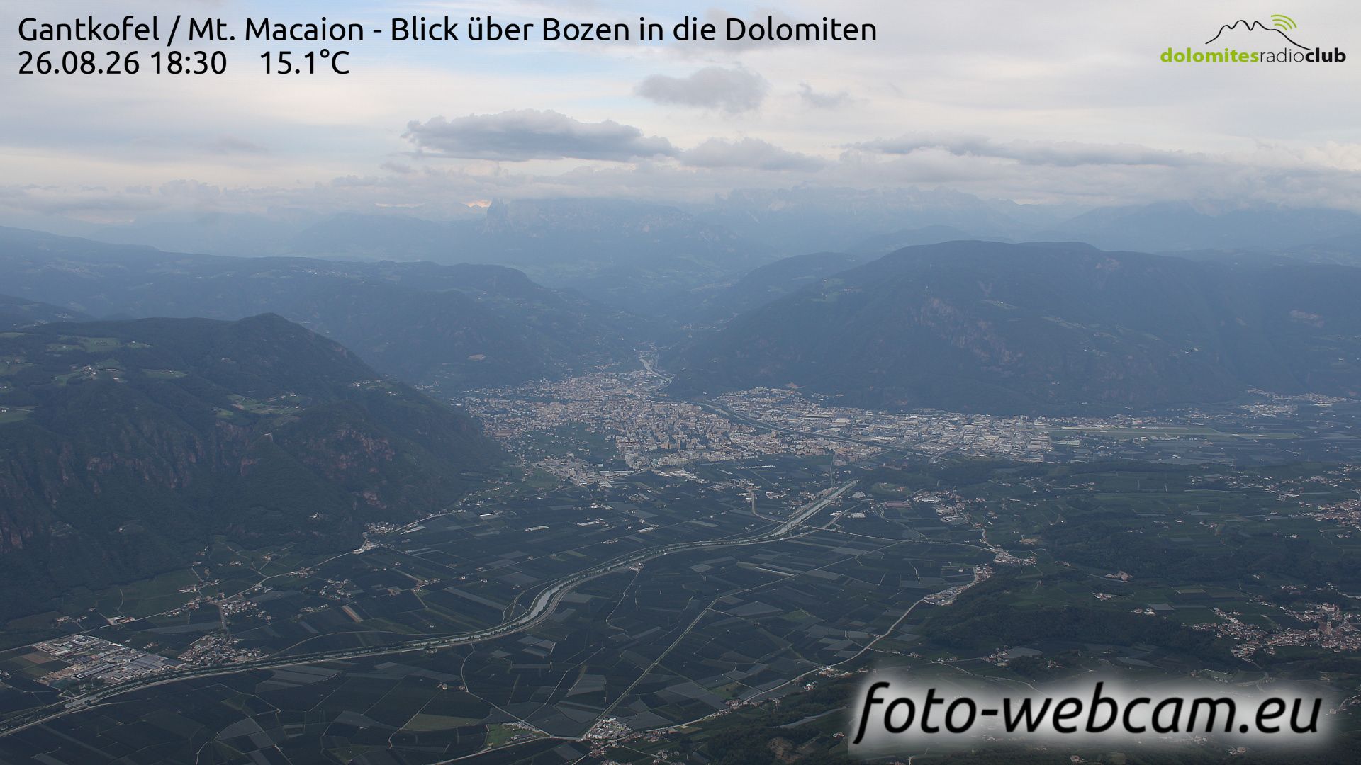 Traffic Cam Eppan an der Weinstrasse - Appiano sulla Strada del Vino: Gantkofel - Mt. Macaion - Blick über Bozen in die Dolomiten