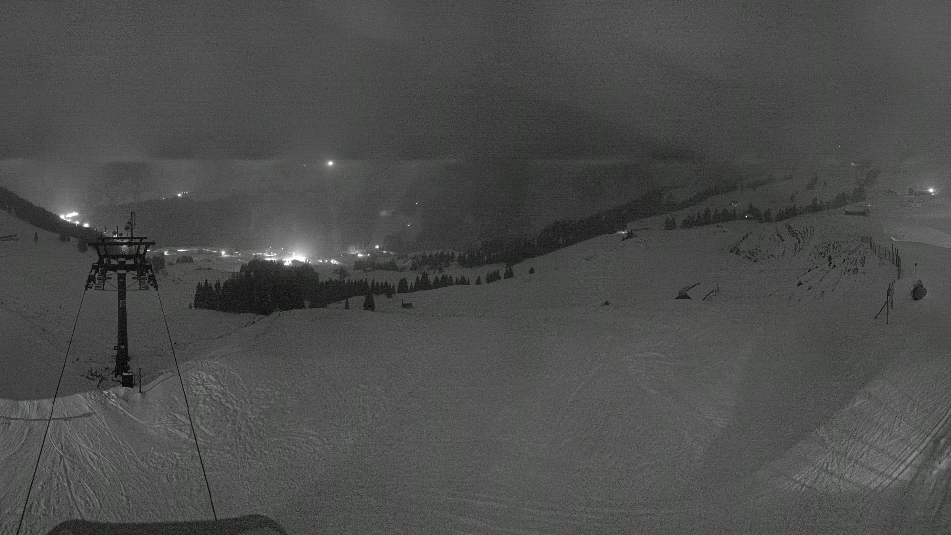 Traffic Cam Gemeinde Damuls: Berggasthof Elsenalpstube - UGA-ALP Berggasthof - Elsenkopf - Damülser Mittagsspitze - Damüls - Ragazer Blanken - Portlahorn - Glatthorn - Mellau Bergbahnen - Bergrestaurant Sunnegg - Hahnenkopf