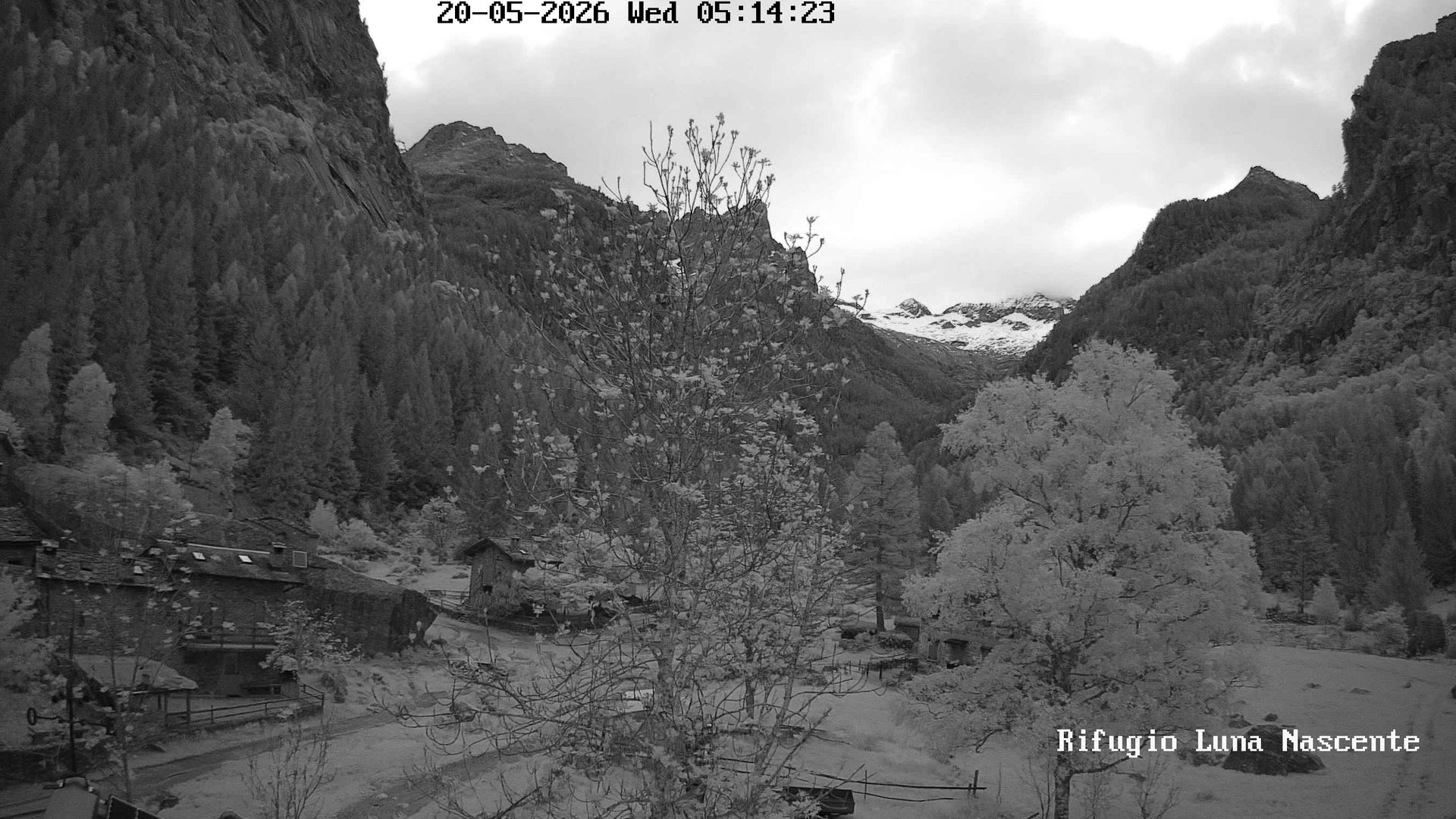 Val Masino › North-East: Refuge Moon Rising - Val di Mello