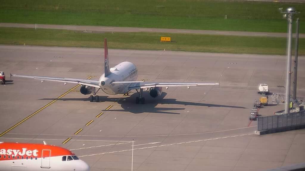 Kloten: Flughafen - Zuerich Flughafen Webcam Dock B