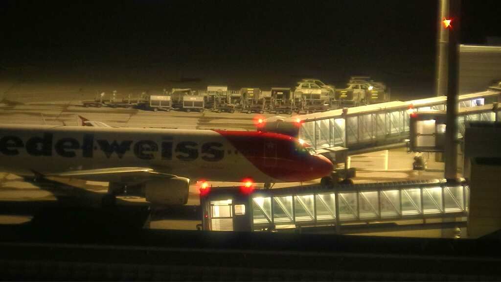 Kloten: Flughafen - Zuerich Flughafen Webcam Dock B