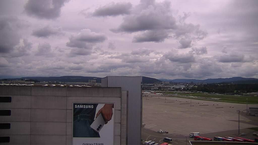 Kloten: Flughafen - Zuerich Flughafen Webcam Dock B