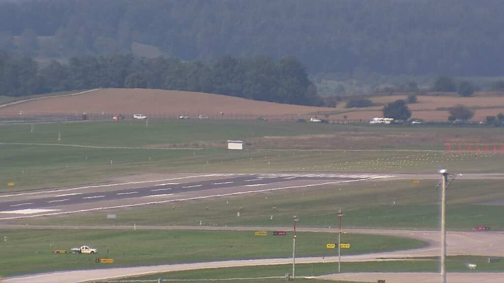 Kloten: Flughafen - Zuerich Flughafen Webcam Dock B