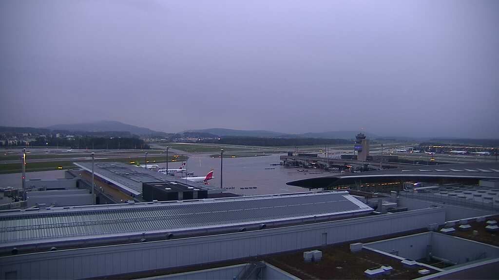 Kloten: Flughafen - Zuerich Flughafen Webcam Dock B