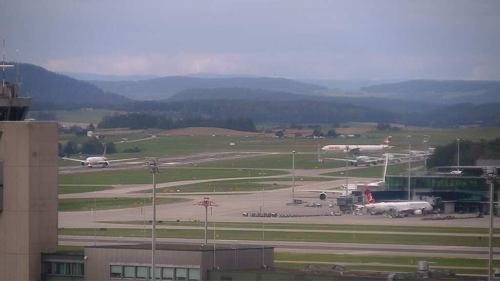 Kloten: Flughafen - Zuerich Flughafen Webcam Dock B