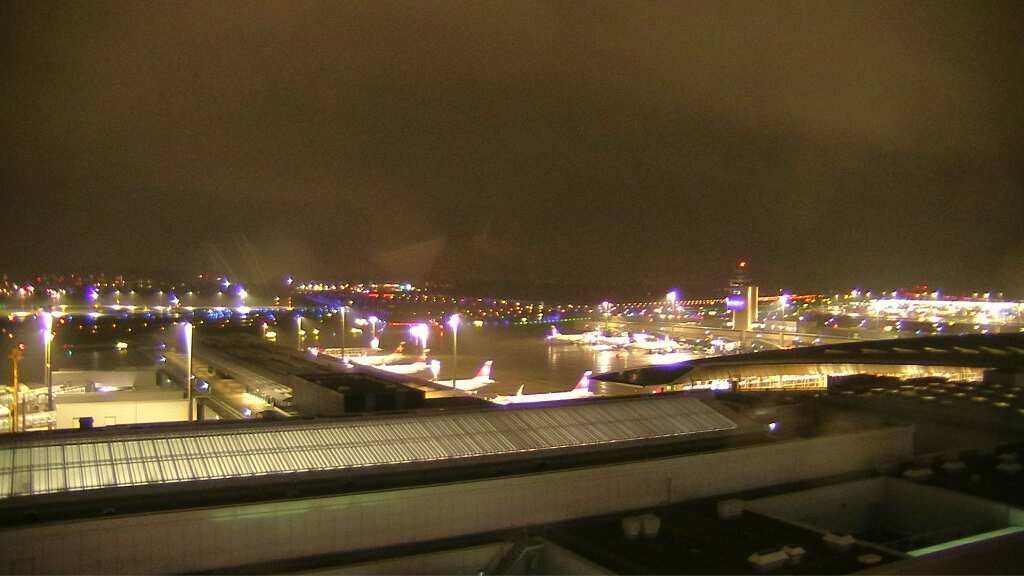 Kloten: Flughafen - Zuerich Flughafen Webcam Dock B