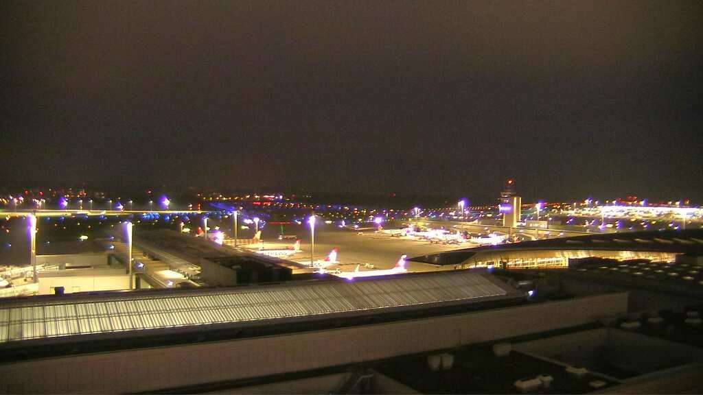 Kloten: Flughafen - Zuerich Flughafen Webcam Dock B