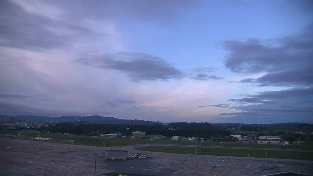 Kloten: Flughafen - Zuerich Flughafen Webcam Dock B